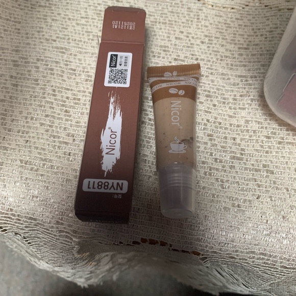 Nicole Women’s Tan Lip Gloss - Picture 1 of 4